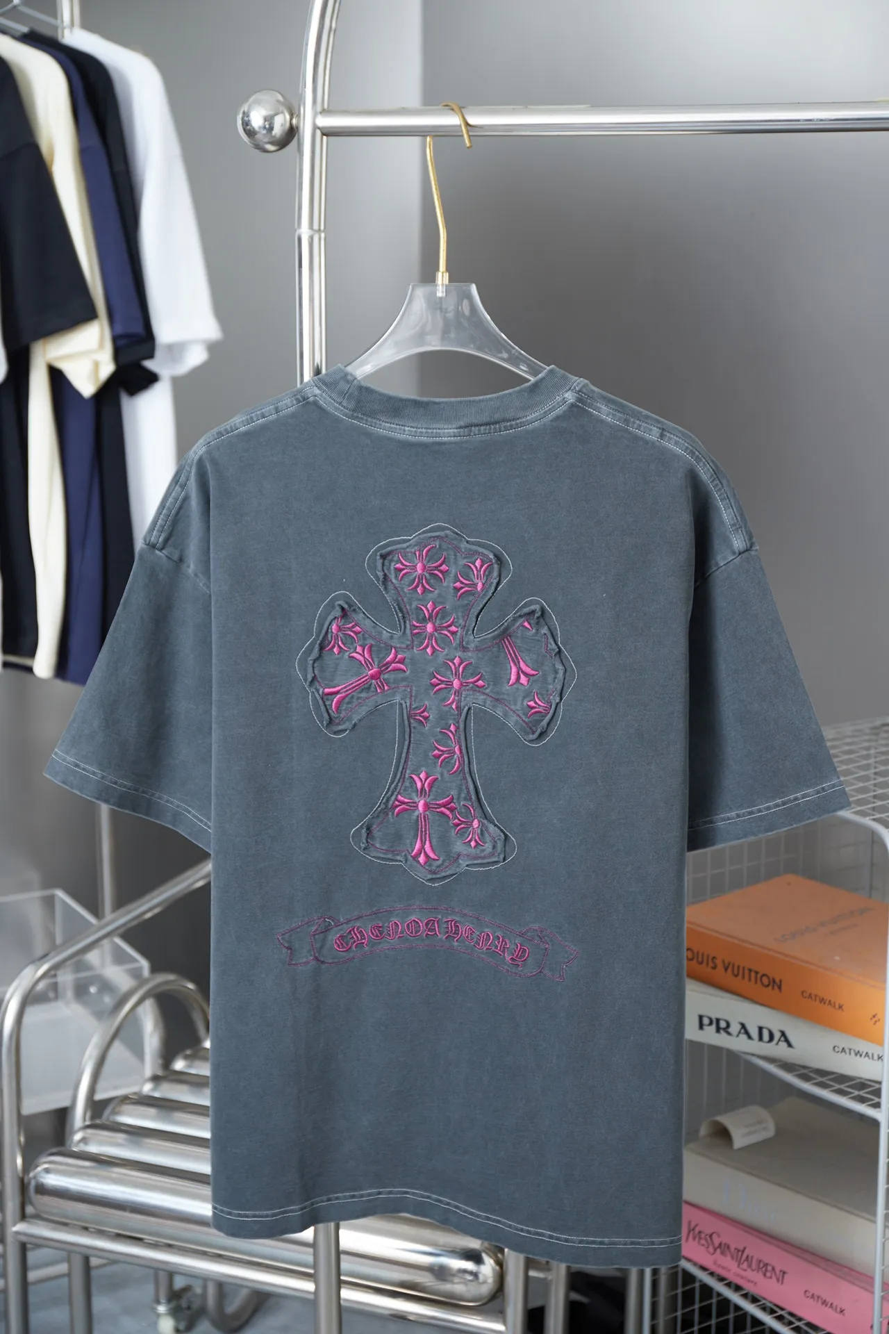 🅿️230 Ch*ome Hearte 25SS early spring new style Croix heart patch embroidered logo short sleeves Light luxury essential item for daily commuting for men and women Correct version Welcome to compare Detailed features · 320g 100% pure cotton double yarn jersey fabric · Custom dyed in the same vat with special thickened 32 count double-ply 1X1 thread · Front and back patch embroidery of Croix heart pattern · Ready-made garment dyeing Then do the faded fried snowflake process, then wash and make it look old · General washing to improve the effect · Double-needle stitching and seam-crossing process · Original main mark, washed tag, brand moisture-proof paper packaging Color: black gray red/black gray yellow Size: S/M/L/XL